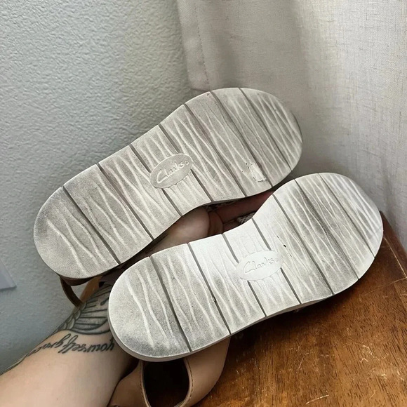 Clarks Artisan Lydie Hala Snake Comfort Flat Leather Sandals Womens 9.5 Tan Boho - Picture 9 of 10